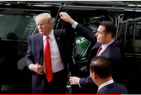 Tổng thống Mỹ Donald Trump bước ra từ chiếc xe ba 