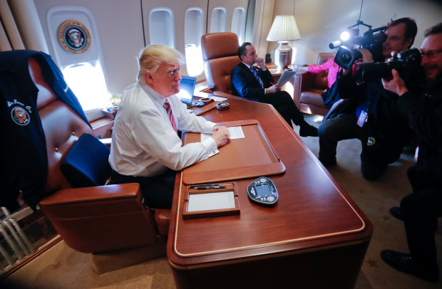 Tổng thống Mỹ Donald Trump trên máy bay Air Force 
