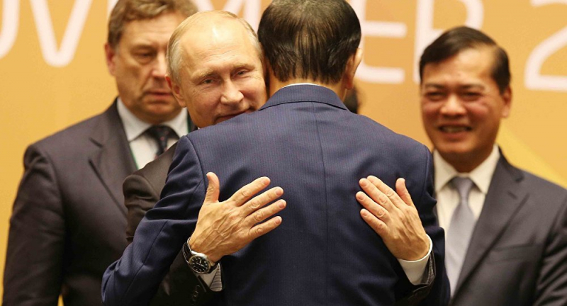Tổng thống Putin ôm tạm biệt Chủ tịch Trần Đại Qua