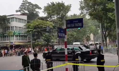 Đoàn xe tháp tùng ông Trump rời Hà Nội