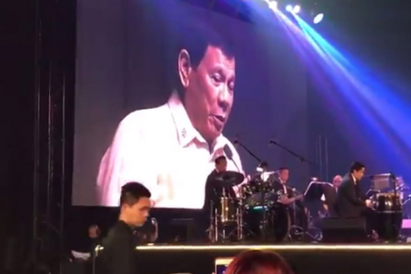 Tổng thống Duterte hát