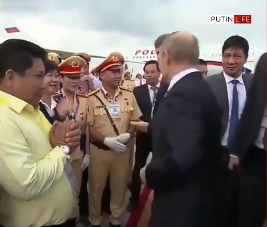 Tổng thống Putin nhiệt tình bắt tay cả cảnh sát gi