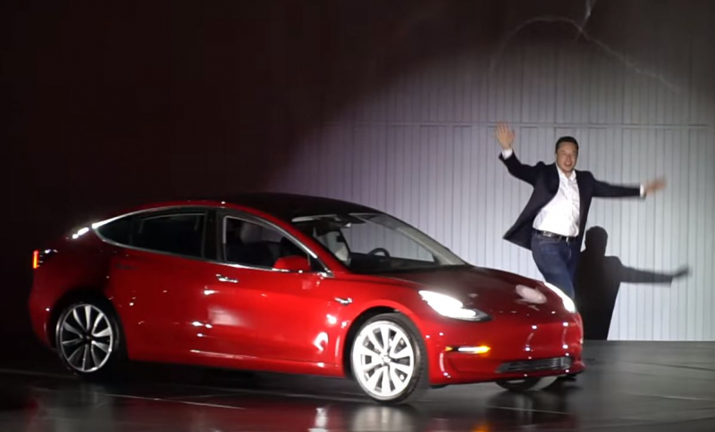 Ông Musk và mẫu xe Tesla 3