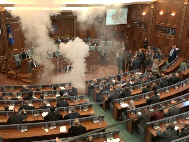 Kosovo opposition party threw canisters of tear ga