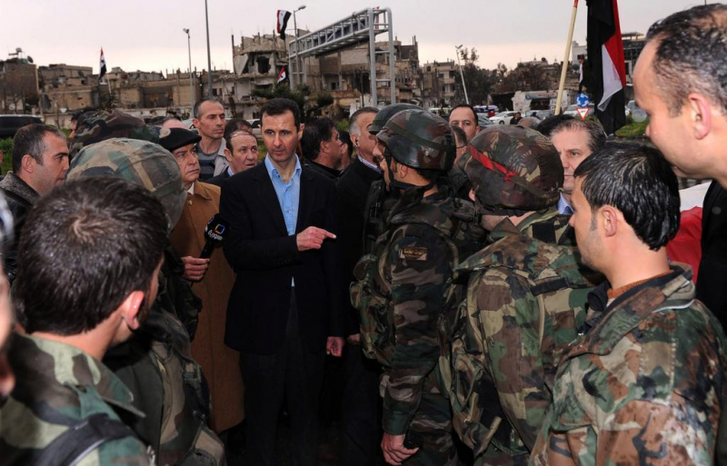 Bashar-Al-Assad-with-the-Syrian-soldiers-in-city-o