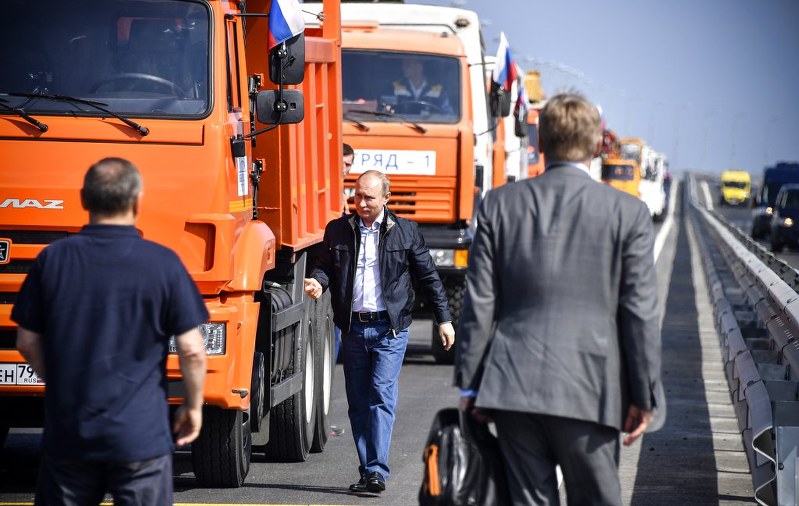 Tổng thống Nga Putin chuẩn bị lên lái xe tải hạng 
