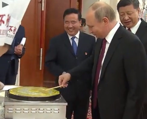 Ông Putin làm món bánh tráng đứng cạnh là C