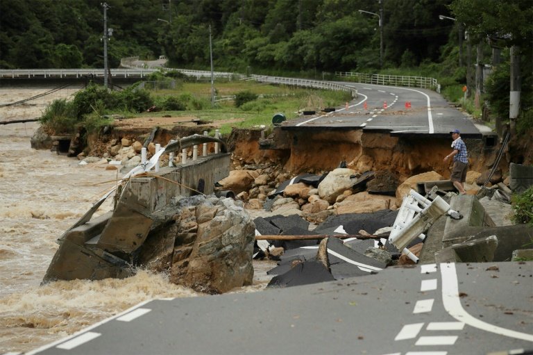 Lũ lụt tàn phá các công trình giao thông ở Nhật