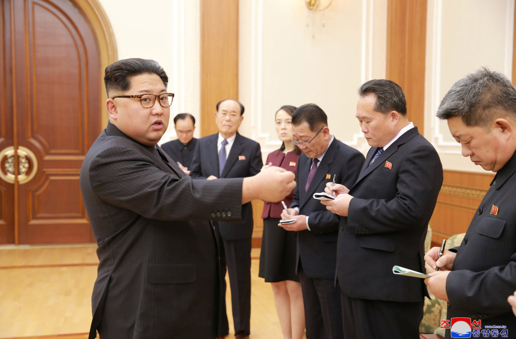 Ông Kim Jong Un và các quan chức Triều Tiên.