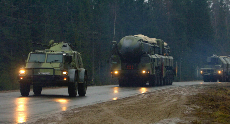 Đoàn hộ tống xe chở tên lửa Topol của quân đội Nga