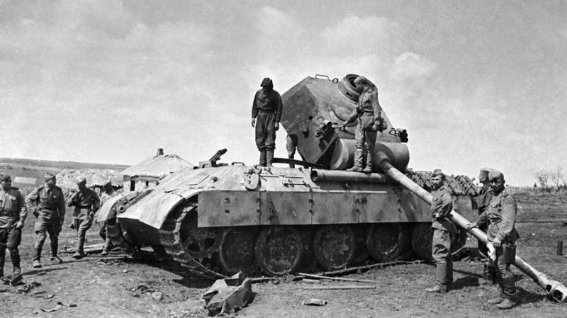 Lính Hồng Quân kiểm tra một chiếc tăng Panther của