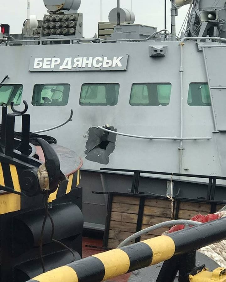 Tàu chiến Ucraine bị thủng một lỗ lớn