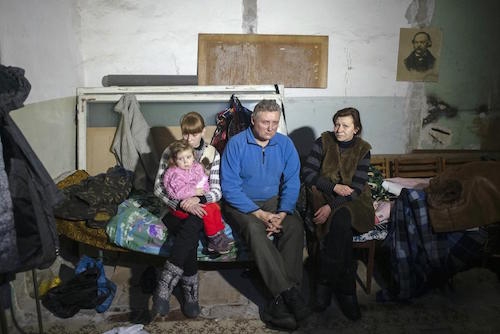 5. Người dân Debaltseve, Donetsk  bên trong hầm tr