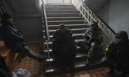6. Quân đội Ukraine bên trong một ngôi trường ở De