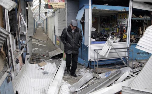 9. Khu chợ địa phương ở Donetsk tan hoang sau pháo