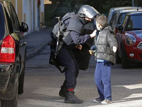 Cảnh sát đặc nhiệm đang yêu cầu một cậu bé bên ngo