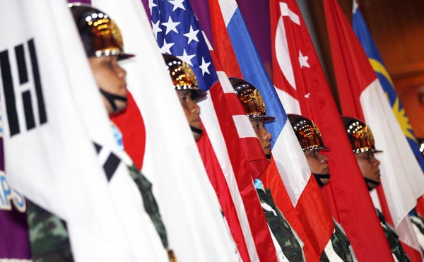Binh sỹ Thái Lan đứng cạnh cờ các nước tham gia cu