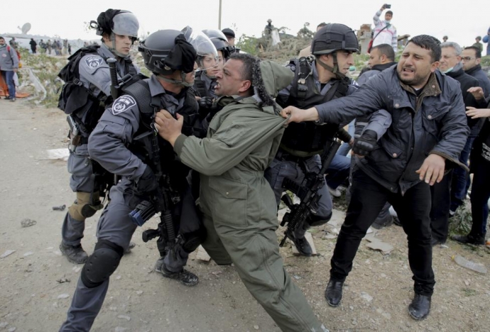 Một người đàn ông Palestine ẩu đả với cảnh sát biê