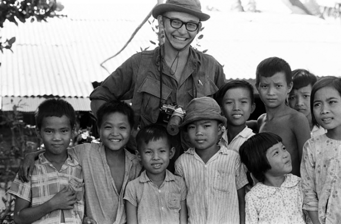 10. Charlie Haughey và trẻ em Việt Nam