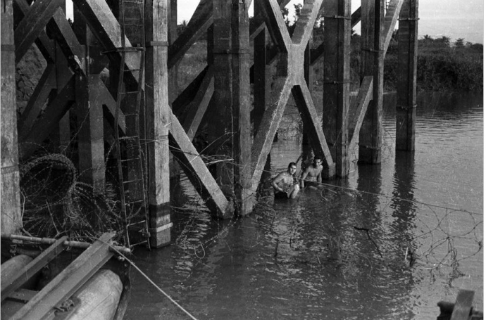 5. Những người lính bơi dưới một cây cầu ở Tràng B