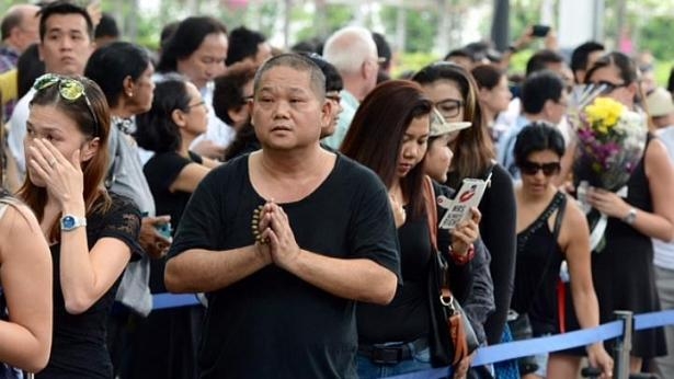 2. Hàng người bên ngoài Istana đợi sự xuất hiện đo