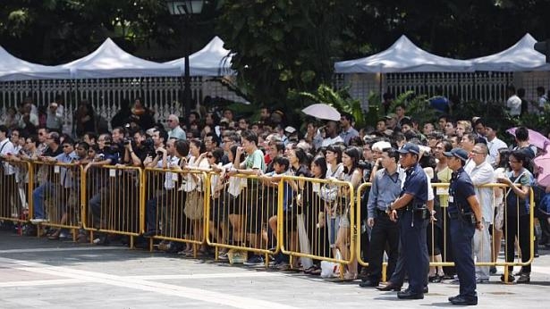 8. Người dân Singapore chờ đợi sự xuất hiện đoàn x