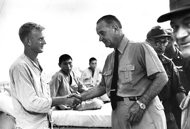 Tổng thống Mỹ Johnson thăm binh sỹ bị thương