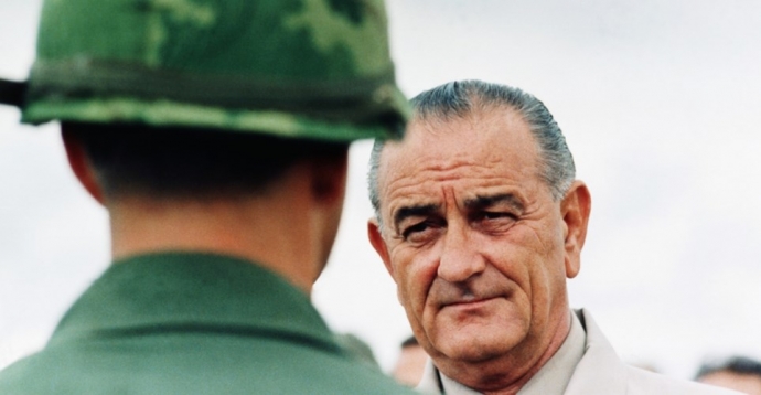 Tổng thống Mỹ Lyndon B. Johnson gặp mặt binh sĩ tr