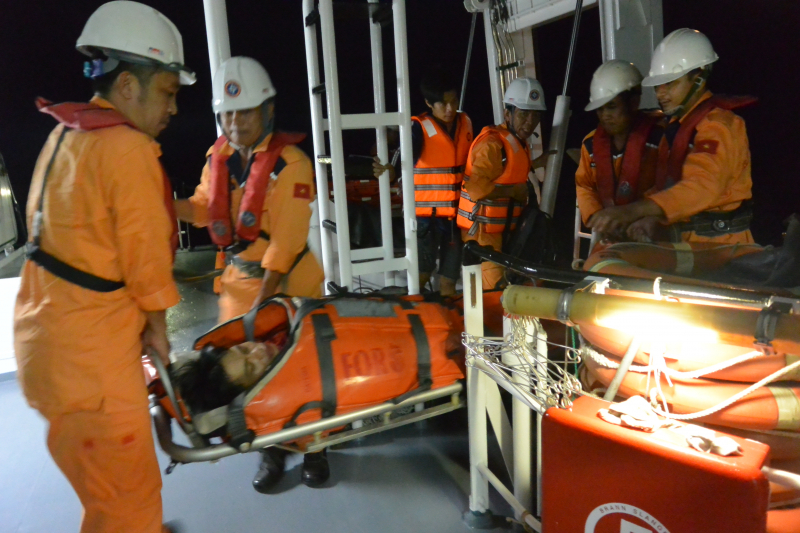 Bệnh nhân Trần Văn Ty được đưa lên tàu cứu nạn tro