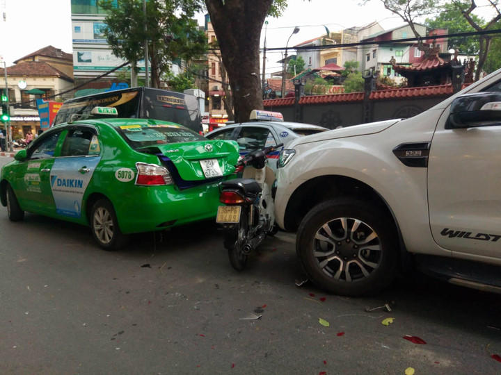 ảnh tai nạn liên hoàn trên phố bà trieu