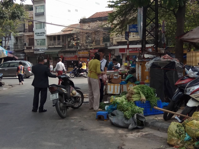 ...hàng rau cũng mở hàng sớm và rất đông khách