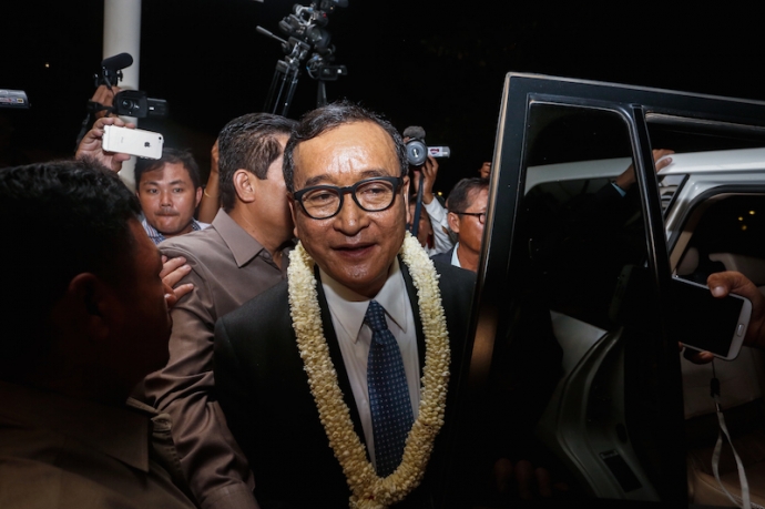 Ông Sam Rainsy tại sân bay Phnom Penh tháng 11 năm