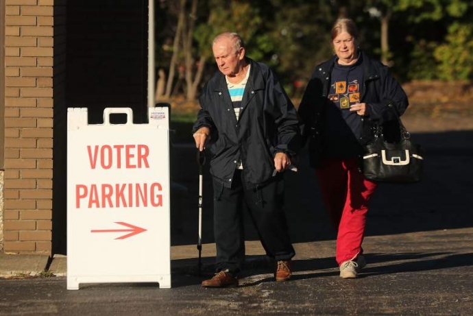 Hai công dân này ra khỏi khu vực bỏ phiếu sớm ở Ak