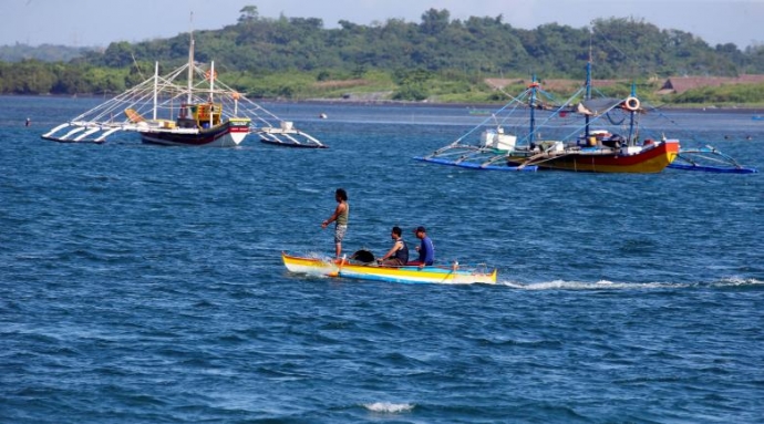 Ngư dân Philippines bơi thuyền trên bãi cạn Scabor