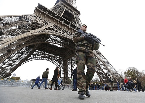 Quân đội Pháp tiến hành tuần tra tháp Eiffel một n