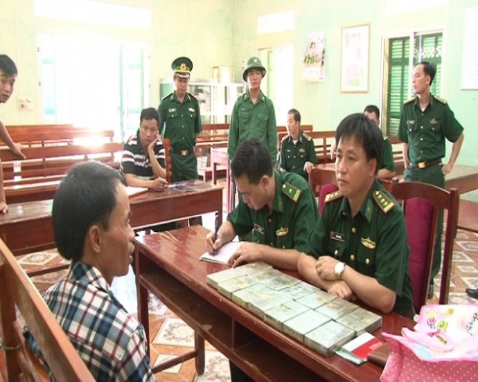 lang-son-bat-doi-tuong-van-chuyen-14-banh-heroin