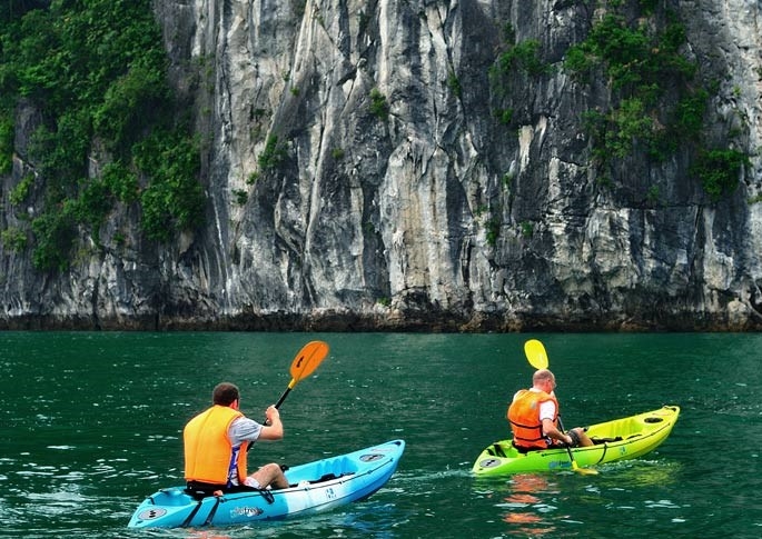 kayaking-in-halong-bay-3