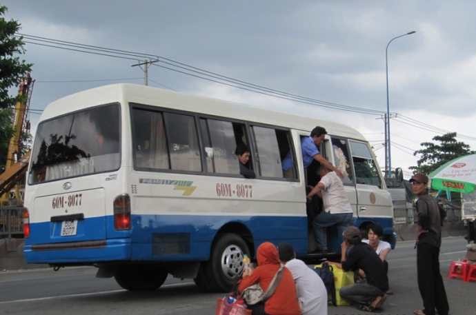 Trước cổng khu du lịch Suối Tiên, mỗi ngày có hàng