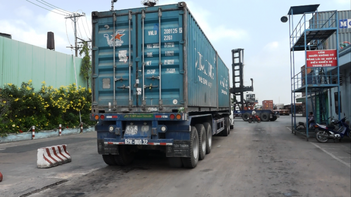 3-xe-container-cho-hang-qua-tai-tai-cang-tan-thuan