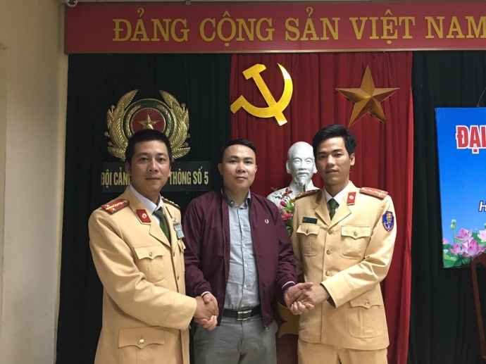 CSGT Ha Noi giup do nguoi bi nan