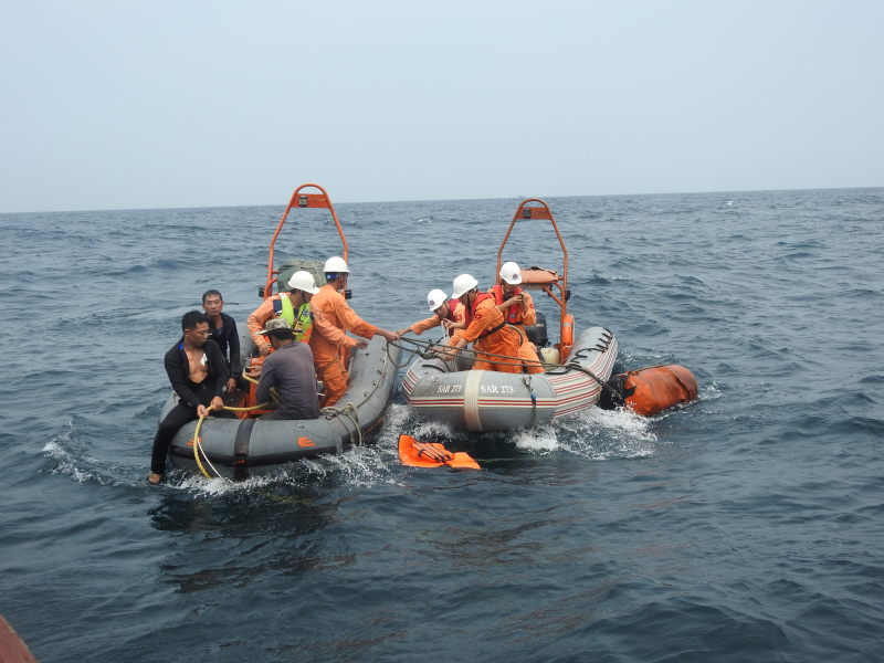 Đội thợ lặn tại vị trí được đánh dấu tàu HP 90364 