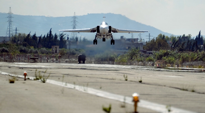 Máy bay ném bom Su-24 hạ cánh tại căn cứ không quâ