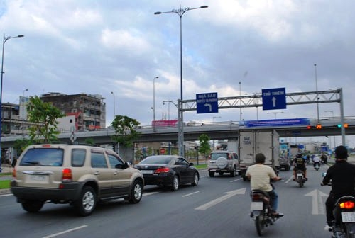 đại lộ Võ Văn Kiệt hướng ra đường Mai Chí Thọ, Q.2