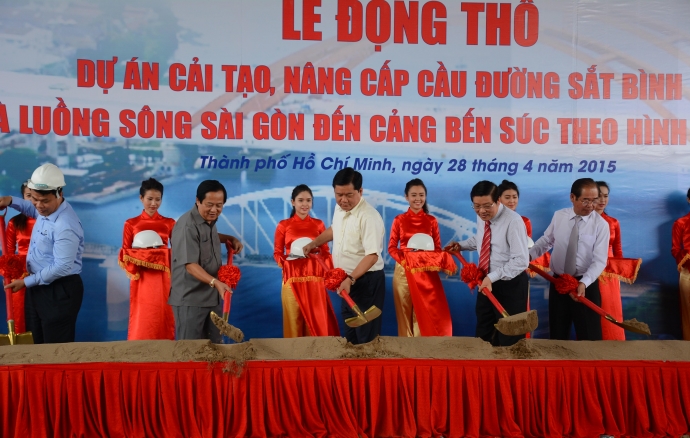 Bộ trưởng GTVT Đinh La Thăng cùng các đại biểu làm