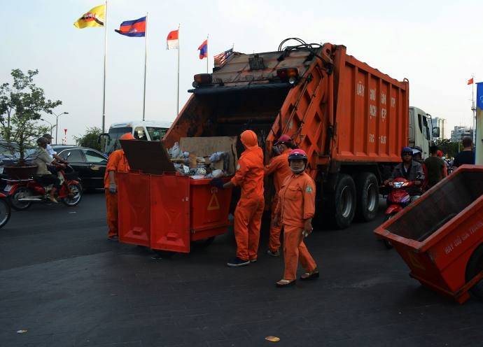 Nhóm công nhân vệ sinh môi trường đang hối hả