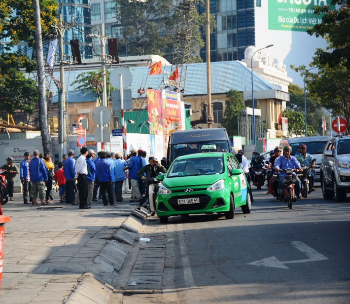 Taxi chở khách vòng ra đường Phó Đức Chính để khác