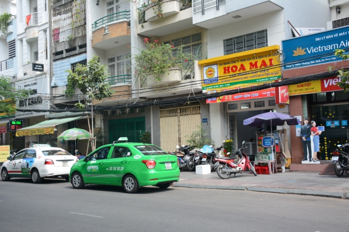 Taxi đậu sẵn trước cửa xe Hoa Mai để chờ chở khách