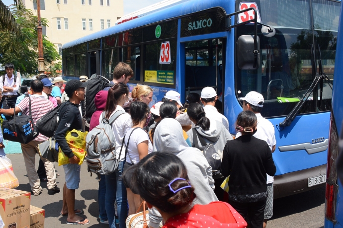 Hành khách chen lấn lên xe buýt vì sợ hết xe