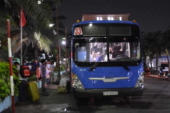 Xe buýt trung chuyển phục vụ hành khách bất kể  th