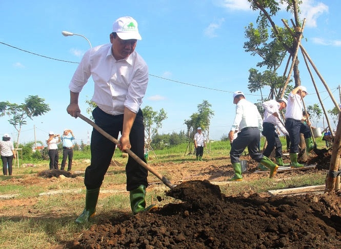 Bí thư Đinh La Thăng trồng cây xanh